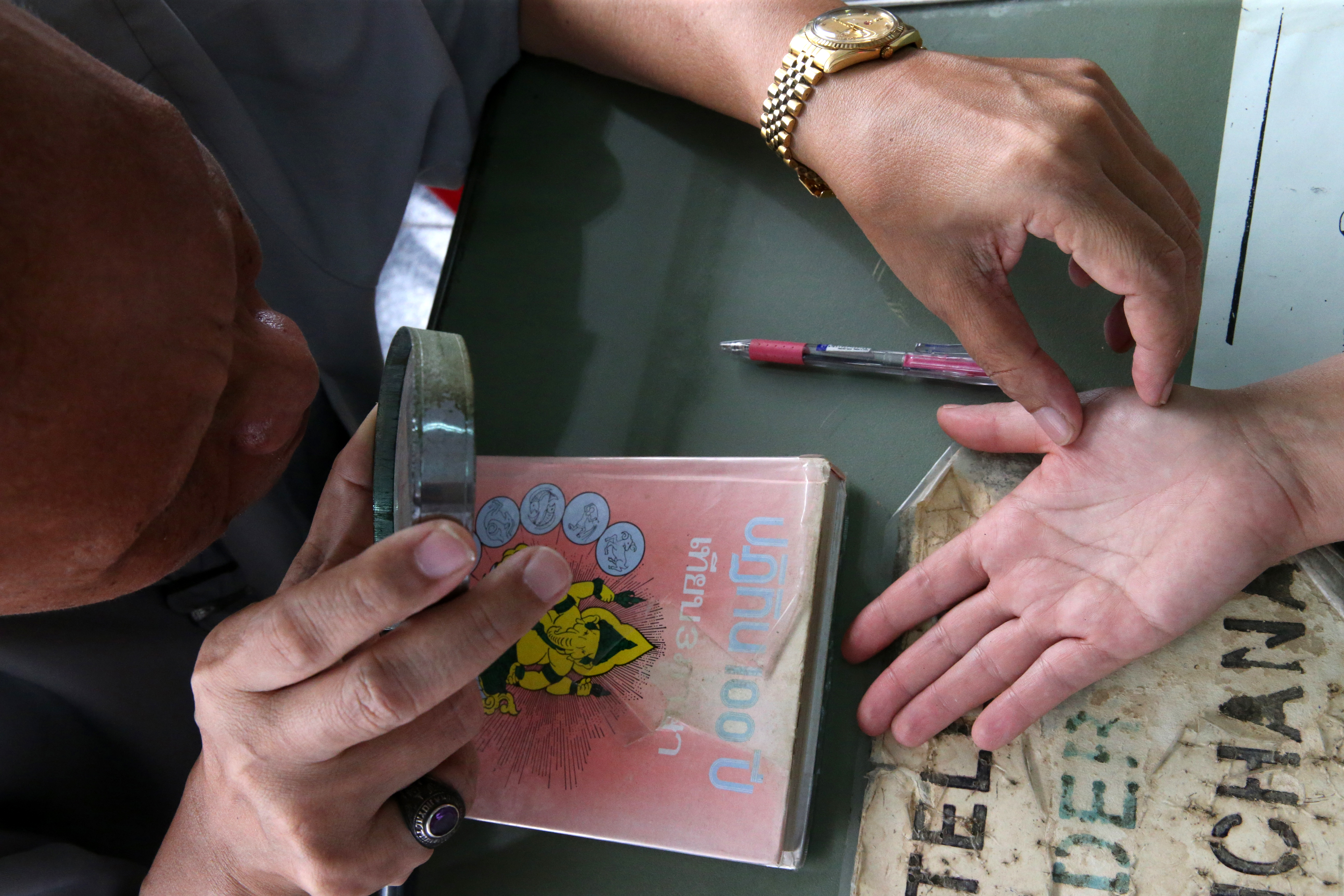  «Случайностей не бывает»: хиромант рассказал, о чем говорят шрамы и родинки на руке человека