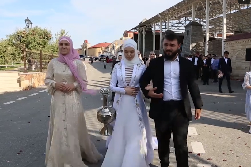 «Стрельба, лезгинка и вертолет с лепестками роз»: как прошла свадьба племянника Кадырова в Чечне