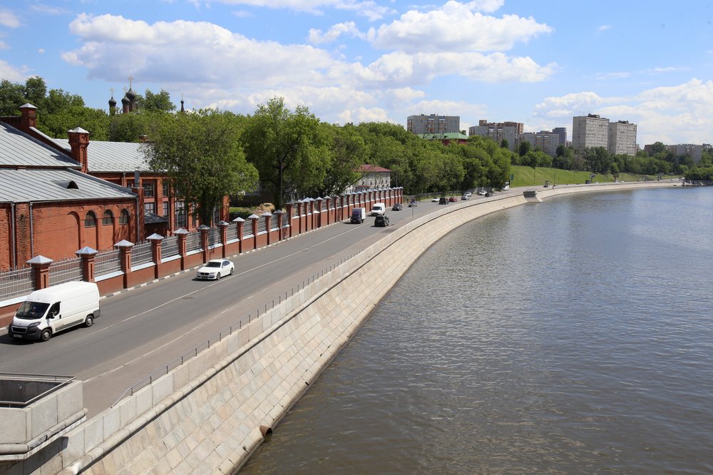 Движение на Крутицкой набережной в Москве ограничат на год