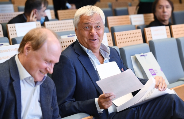 Директор департамента кинематографии министерства культуры РФ Вячеслав Тельнов (справа) и председатель Совета Фонда кино, советник президента РФ Владимир Толстой перед началом смотра проектов на получение грантов Фонда кино