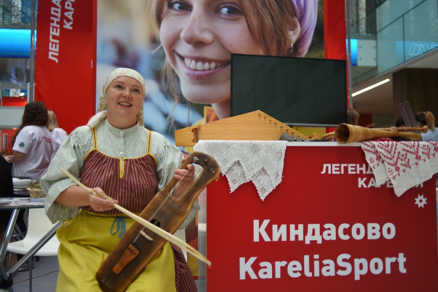 Творческий руководитель этнопроекта «Киндасово» Юлия Толмачева играет на карело-финском народном инструменте йоухикко у стенда Республики Карелия. Каждый регион в рамках туристического форума показал свои особенности и колорит