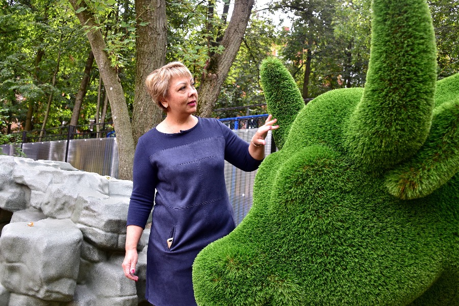 Старший воспитатель дошкольного корпуса № 3 школы № 1290 Евгения Афанасьева показывает топиарную фигуру быка, установленную на детской площадке