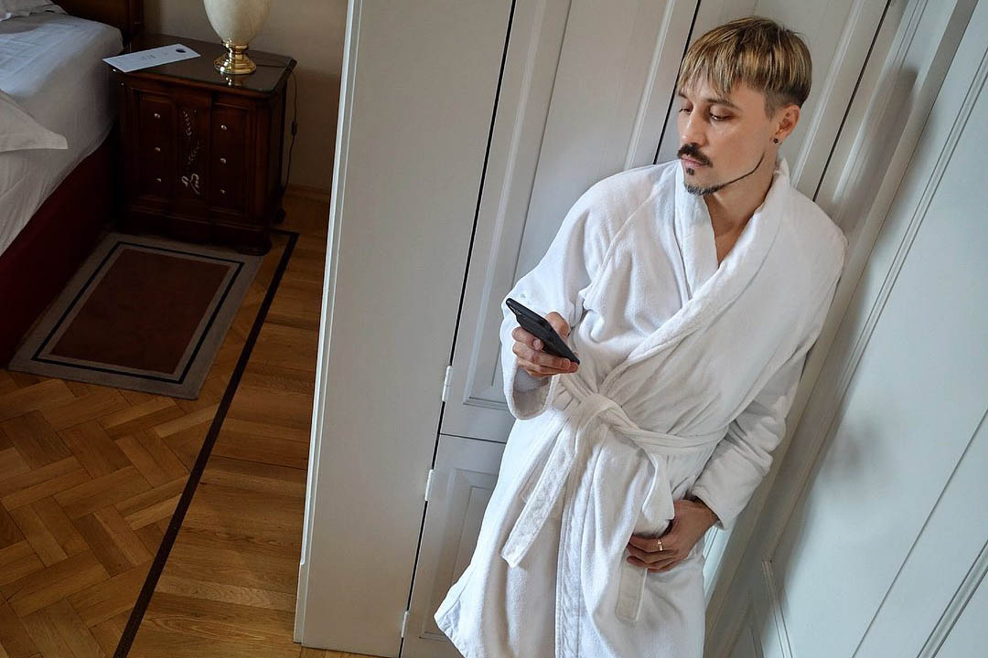 «Делюсь атмосферой»: Билан показал огромную новогоднюю елку в своем особняке