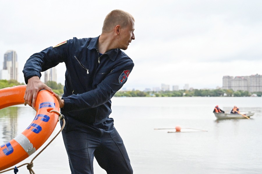 Участник финала конкурса «Лучший спасатель» Сергей Пчелинцев проходит один из этапов соревнований — бросок спасательного круга на точность