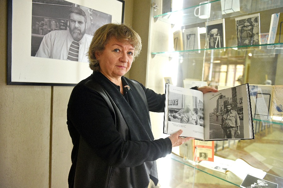 Эксперт по литературе и искусству XX века Ольга Хрусталева с книгой Нины Аловерт «Сергей Довлатов в фотографиях и воспоминаниях»