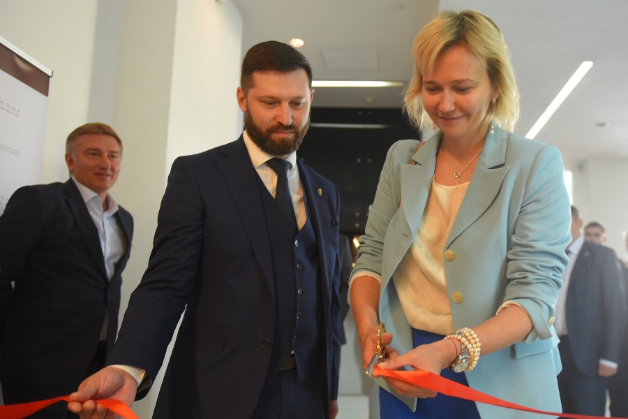 Уполномоченный по защите прав предпринимателей в городе Москве Татьяна Минеева и руководитель Общественной приемной по вопросам экономических нарушений Олег Матюнин на торжественной церемонии открытия центра на Малой Дмитровке