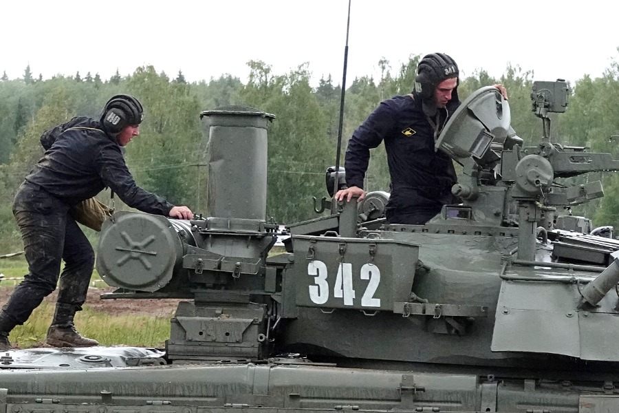 Механик-водитель гвардии рядовой Дмитрий Сергеев (слева) и командир танка гвардии сержант Владимир Командышко готовятся к выходу на огневой рубеж