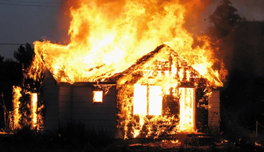 Россиянка подожгла дом бывшего возлюбленного с его родными и новой подругой