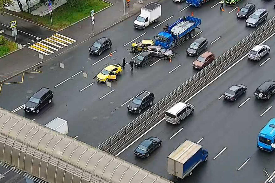 Момент столкновения пяти легковых машин и грузовика в Москве попал на видео