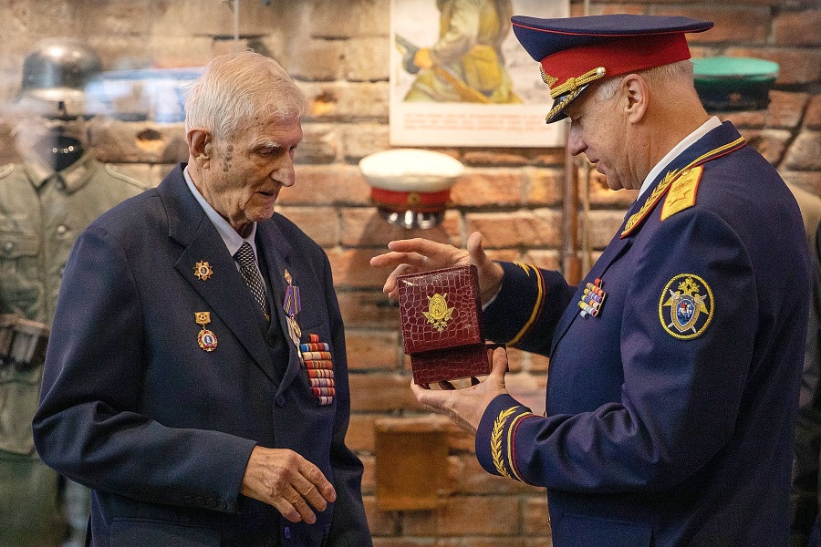 Музей Победы. Председатель Следственного комитета РФ Александр Бастрыкин вручает ветерану Тарасу Щудло медаль к 75-летию Победы
