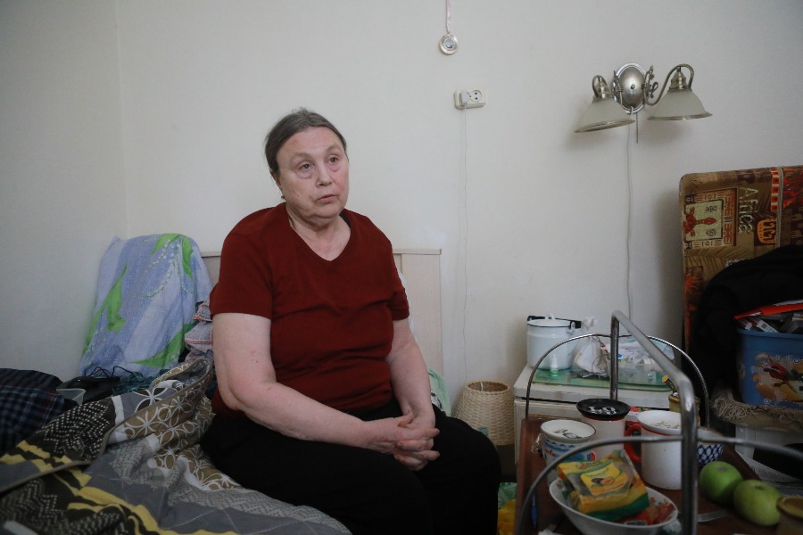 После появления новых жильцов небольшая каморка в трехкомнатной квартире стала для Натальи Аракеловой и спальней, и кухней, и кладовой для ценных вещей. Пользоваться остальными она просто боится