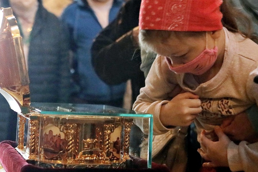 Прихожане прикладываются к мощам святителя Луки в храме Живоначальной Троицы