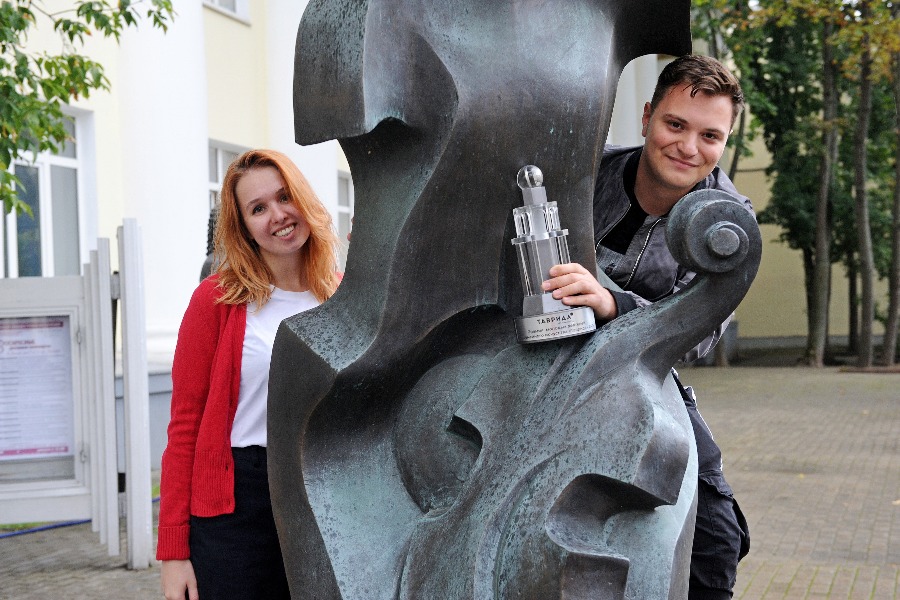 Студенты Российской академии музыки имени Гнесиных Елизавета Фирулик и Никита Брусин с призом, который получили на форуме «Таврида». Весной следующего года они проведут киномузыкальный фестиваль для молодых режиссеров и композиторов