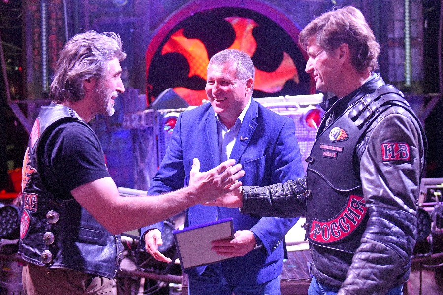 Глава Всероссийского оперативного штаба байкеров-волонтеров Алексей Лункин (справа) и глава московского исполкома ОНФ Сергей Зверев (по центру) награждают руководителя столичного оперативного штаба байкеров-волонтеров Андрея Сазонова