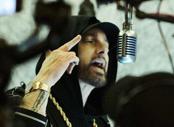 Бездомный пробрался в дом Эминема и попытался его убить