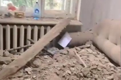 Видео последствий провалившегося в квартиру рабочего в Москве показали в Сети