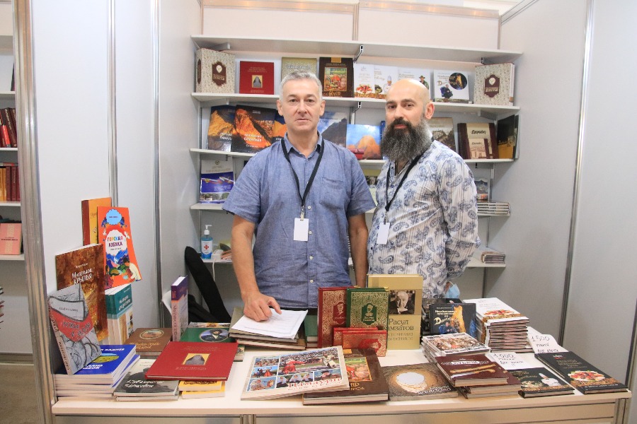 Представители дагестанских издательств в Москве Константин Капьев и Георгий Арустамьян на 33-й Московской международной книжной ярмарке