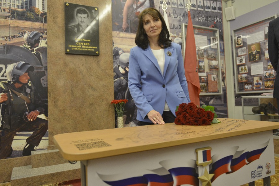 Вдова Героя России Геннадия Сергеева Елена в школе № 1852 на открытии именной парты, посвященной ее мужу