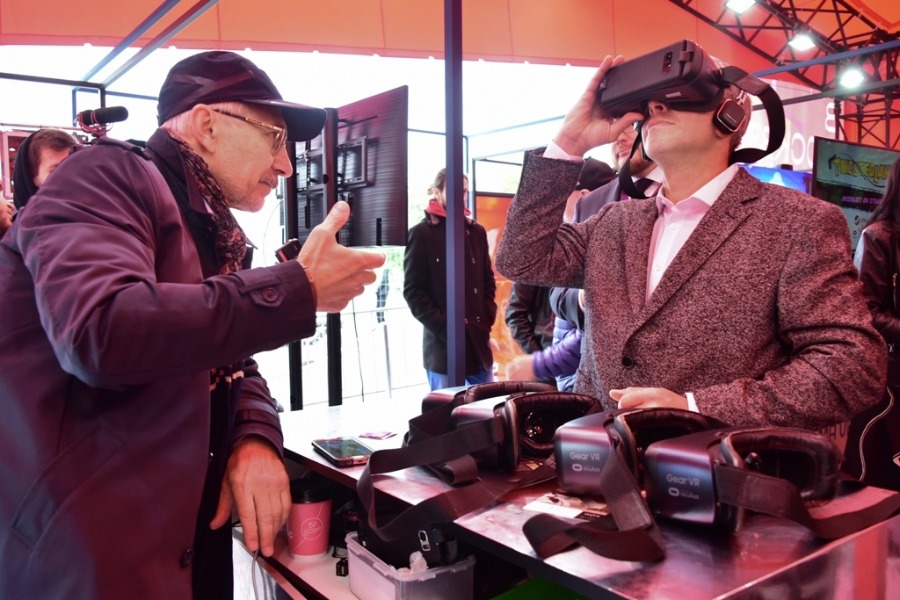 Продюсер компании-разработчика Олег Васильков (слева) показывает технологию виртуальной реальности руководителю Департамента предпринимательства и инновационного развития Москвы Алексею Фурсину. Система позволяет увидеть здания, которые не сохранились до наших дней