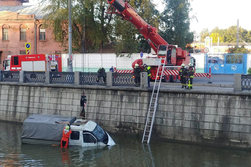 Столичные спасатели вытащили из Яузы водителя и его искореженный автомобиль