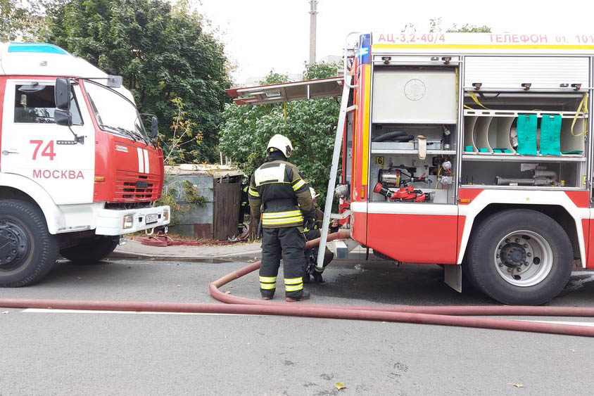 Двое пожарных пострадали при тушении здания на севере Москвы