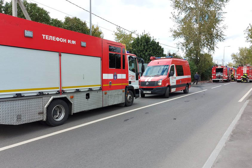 Два человека погибли при пожаре в частном доме в Звенигороде