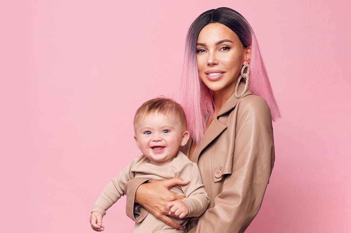 Самойлова показала, как приклеивает уши годовалому сыну