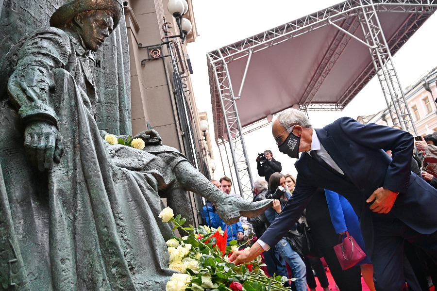 Москва, Арбат. Художественный руководитель Государственного академического театра имени Е. Вахтангова Римас Туминас возложил цветы к памятнику отцу-основателю театра Евгению Вахтангову