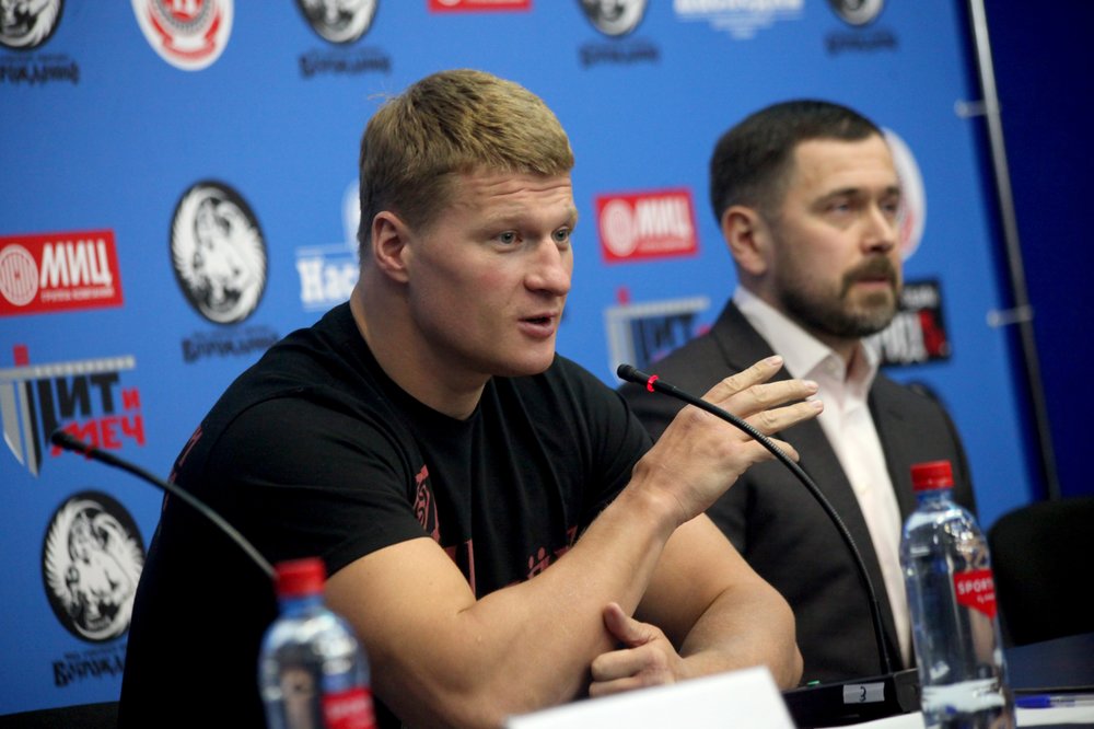 Валуев и Цзю прокомментировали отмену боя Поветкина с Уайтом