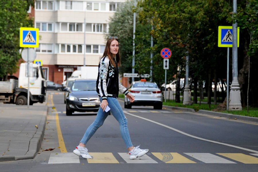 Проезжую часть возле дома № 6 по улице Высотной жительница Щербинки Виктория Вишерова всегда переходит с опаской. Москвичи просят установить здесь «лежачих полицейских» для большей безопасности пешеходов