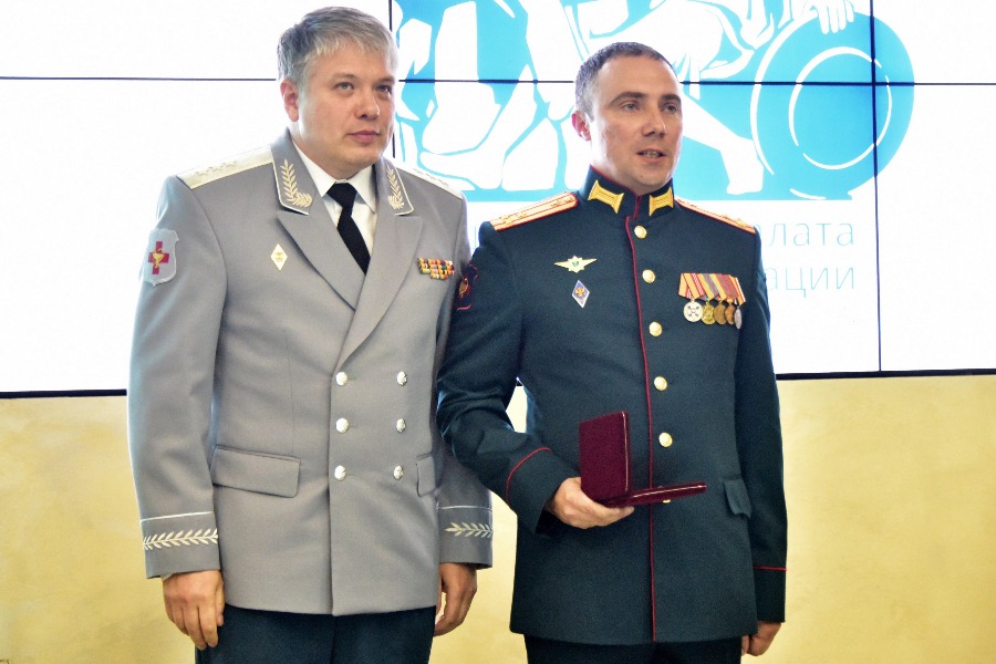 Начальник главного военно-медицинского управления Минобороны России Дмитрий Тришкин (слева) и полковник медицинской службы Дмитрий Дмитракович