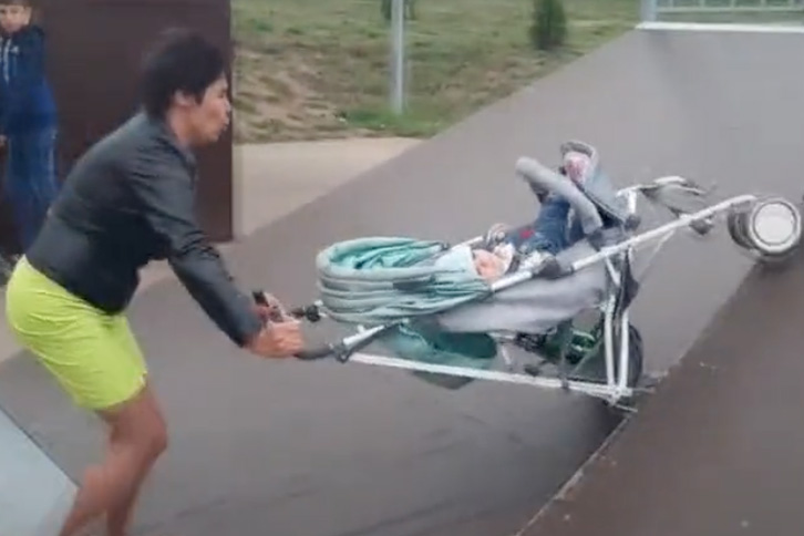 Пьяную мать из Тульской области наказали за трюки с ребенком на скейт-площадке 