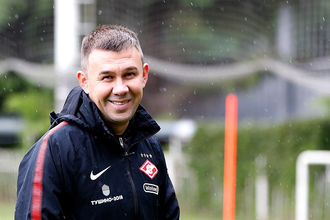 Тренера «Спартака» дисквалифицировали на шесть игр за толчок судьи