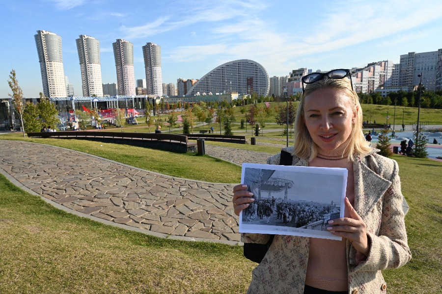 Столичный экскурсовод Ирина Буреева во время прогулки с аудиогидом по Ходынскому полю. Некоторые истории, которые можно узнать через специализированную аудиопрограмму, она дополнила старинными иллюстрациями и фотографиями