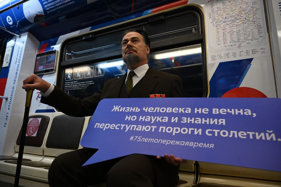 Актер в образе физика, академика Игоря Курчатова, которого называют «отцом атомной бомбы», в вагоне нового тематического поезда