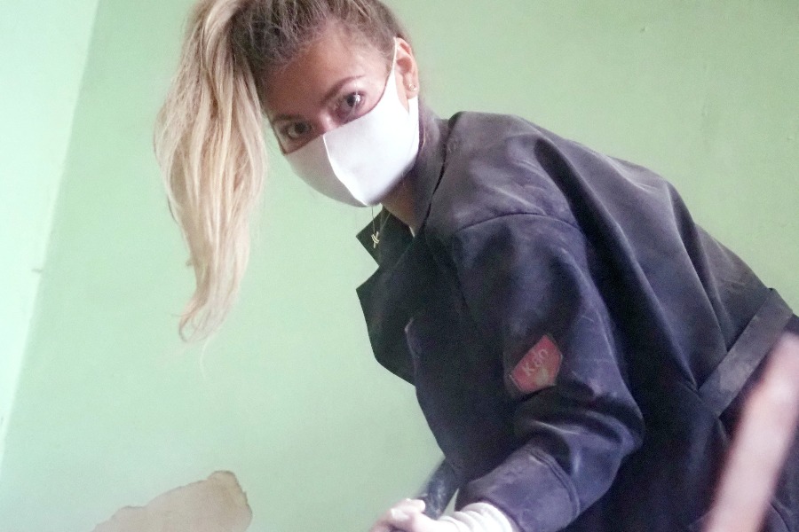 Волонтер Вероника Наратова участвует в расчистке помещений храма Пророка Илии