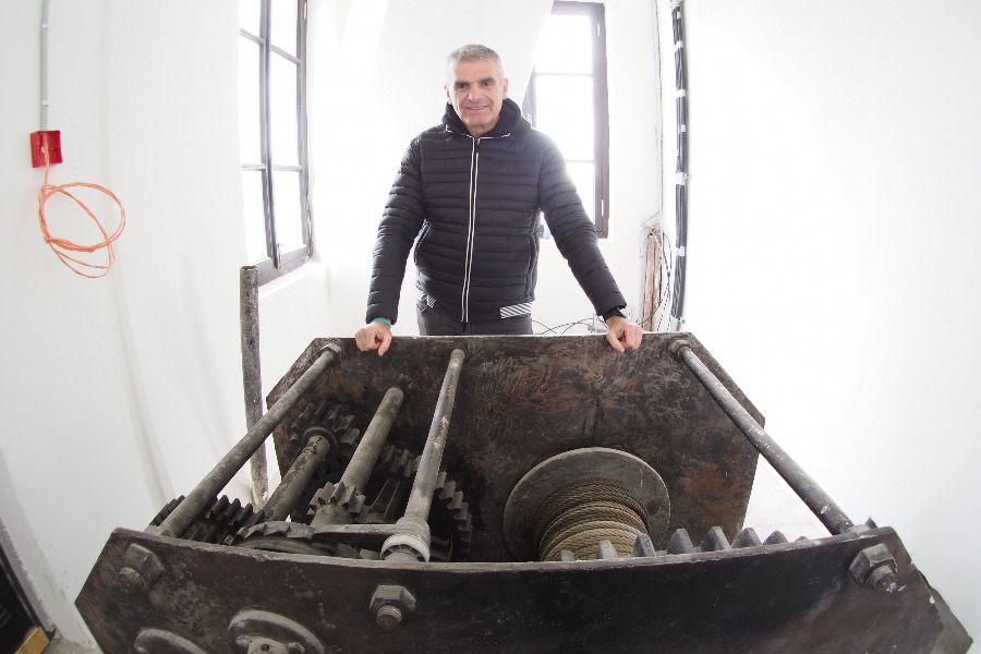 Руководитель реставрационной компании Виктор Кувшинников демонстрирует устройство механизма подъема и опускания звезды, которая красуется на башне Северного речного вокзала