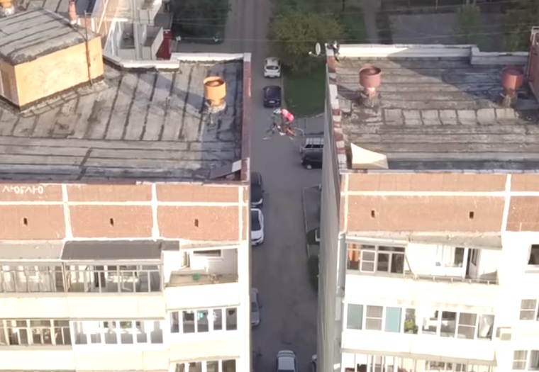 Расстояние между двумя крышами составляло шесть метров