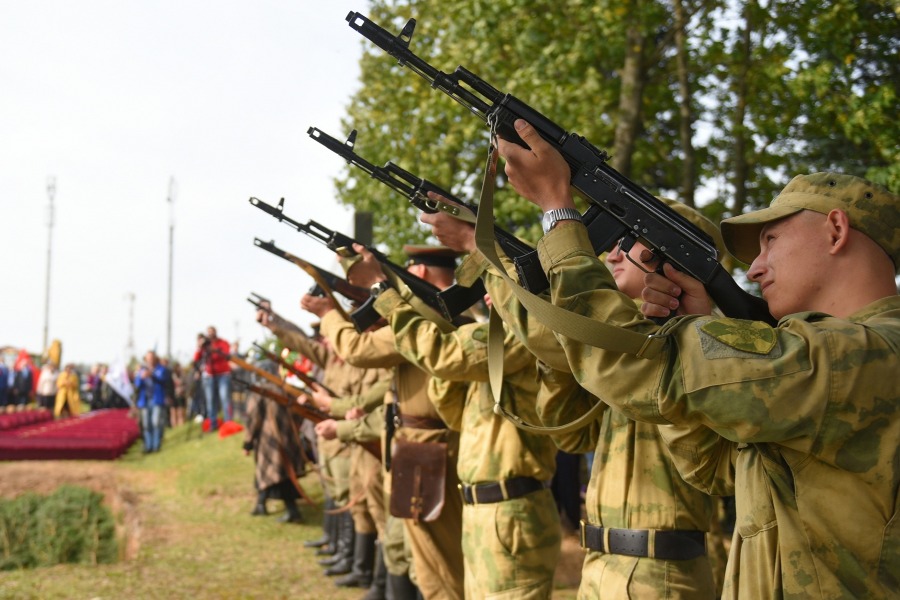 Сводная салютная группа Российской армии и молодежного объединения «Память» отдает почести советским солдатам, погибшим около деревни Иклинское в годы Великой Отечественной войны