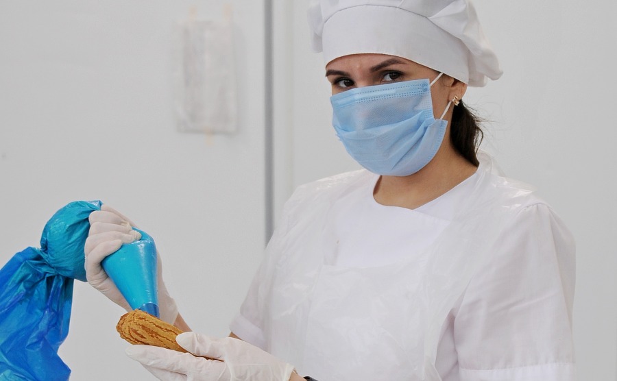 Кондитер Анастасия Королева наполняет кремом эклеры, приготовленные по особому, семейному рецепту