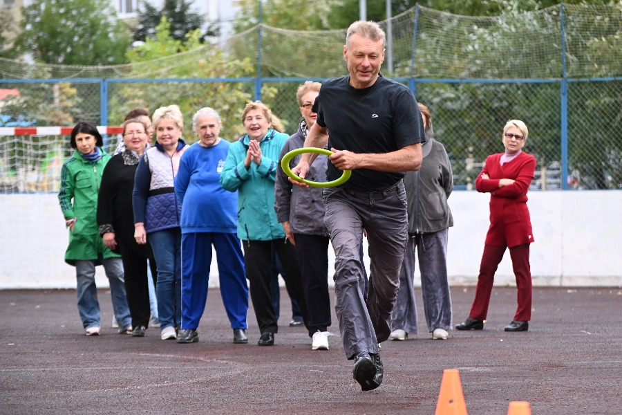 Москвич Игорь Грешнов участвует в эстафете на спортивно-игровом мероприятии «В здоровом теле — здоровый дух»