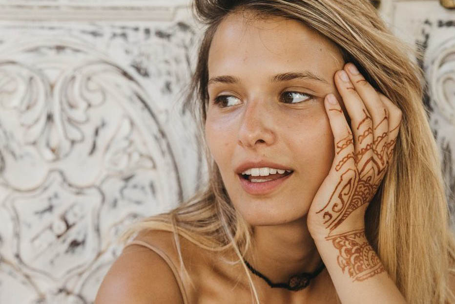 «Храни вас Бог»: Любовь Аксенова шокировала поклонников фотографией в гробу