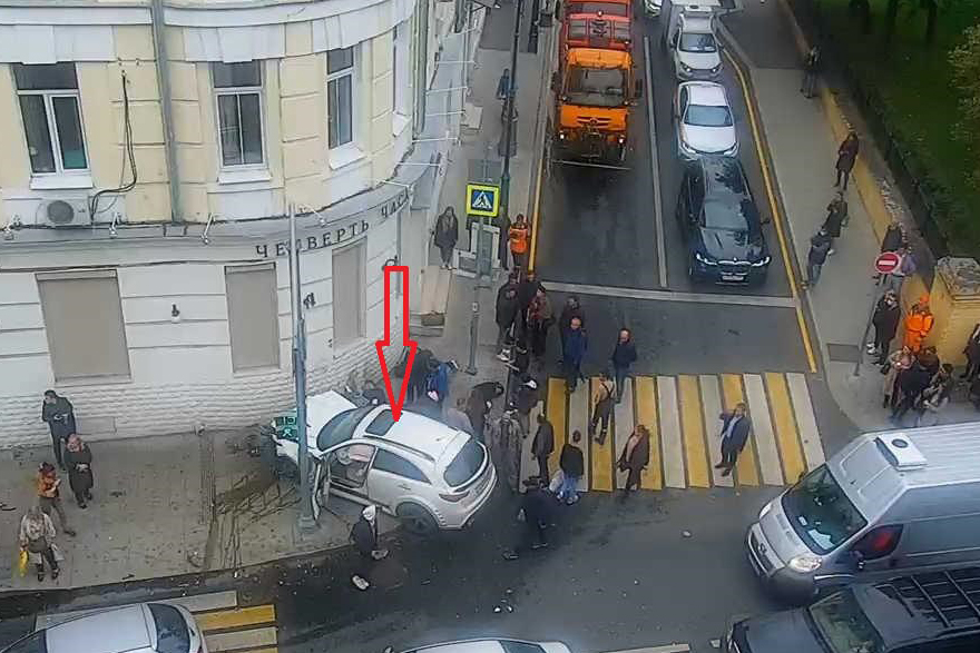 Два автомобиля столкнулись в центре Москвы