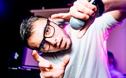 27-летний рэпер Эльмин Гулиев, более известный как Эллей, попал в ДТП в центре Москвы