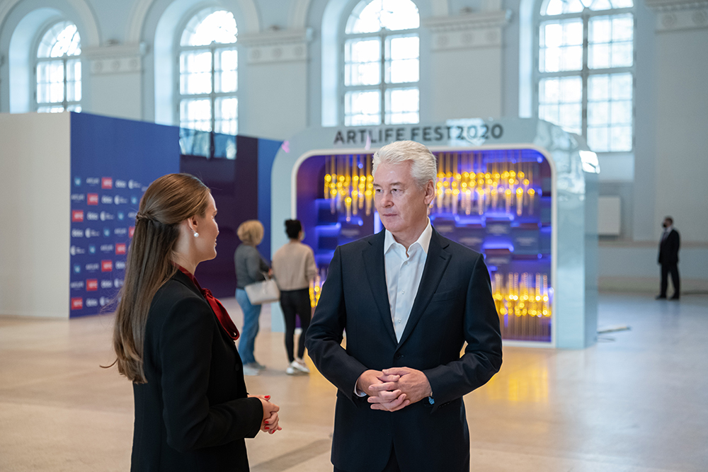 Сергей Собянин посетил выставку современного искусства Artlife в Москве