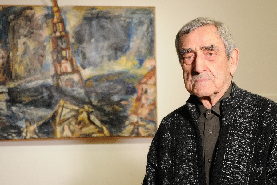 Художник Павел Никонов у своей картины «Рыбаки на Волге»