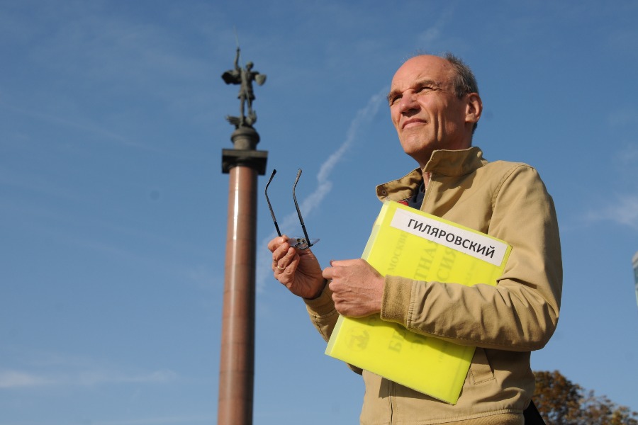 Гид проекта «Гуляем по Москве» Сергей Рахманинов проводит экскурсию для жителей города. Он рассказывает о памятнике сотрудникам внутренних дел, погибшим при исполнении служебного долга, который возведен на Трубной площади. Руководство проекта планирует представить свои маршруты на конкурсе