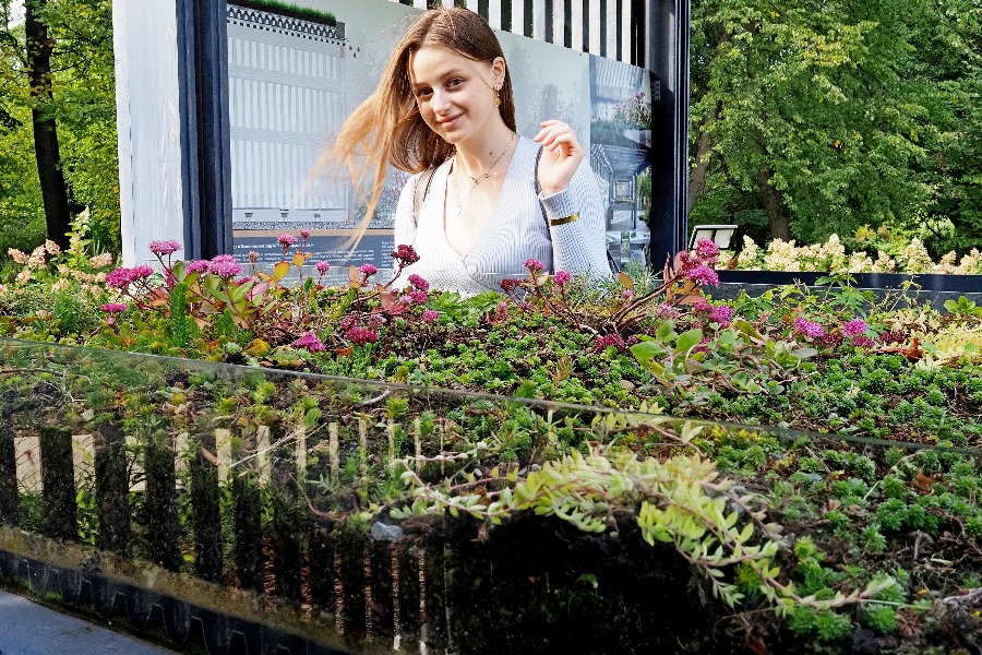 Москвичка Ксения Седова пришла в «Аптекарский огород» полюбоваться хризантемами, но увидела Сад дождя и задержалась в нем. Особенно ей понравилась экспозиция, где можно рассмотреть в деталях, как выглядит озеленение крыш