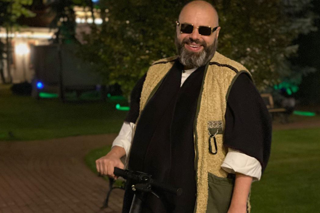 Максим Фадеев упал с электросамоката и получил серьезные травмы