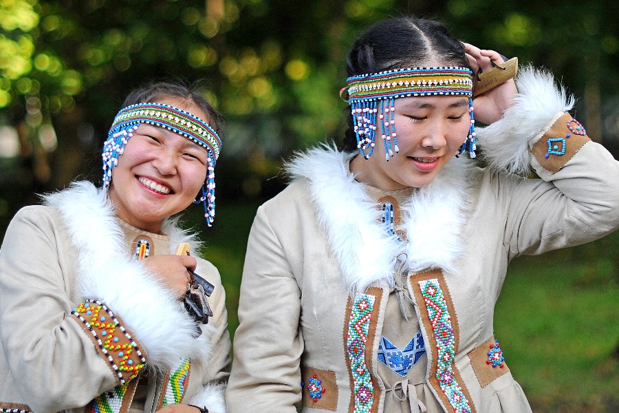 Участницы фольклорного ансамбля «Гиркэлен» из Республики Саха Агафья Семенова (слева) и Дарина Попова. На открытии фестиваля они исполнили традиционный якутский танец